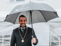Bürgermeister Leibold mit Regenschirm