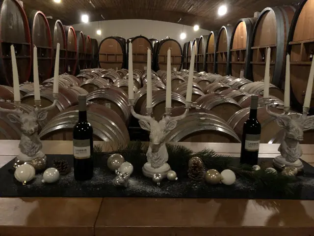 weihnachtlich geschmückter Weinkeller
